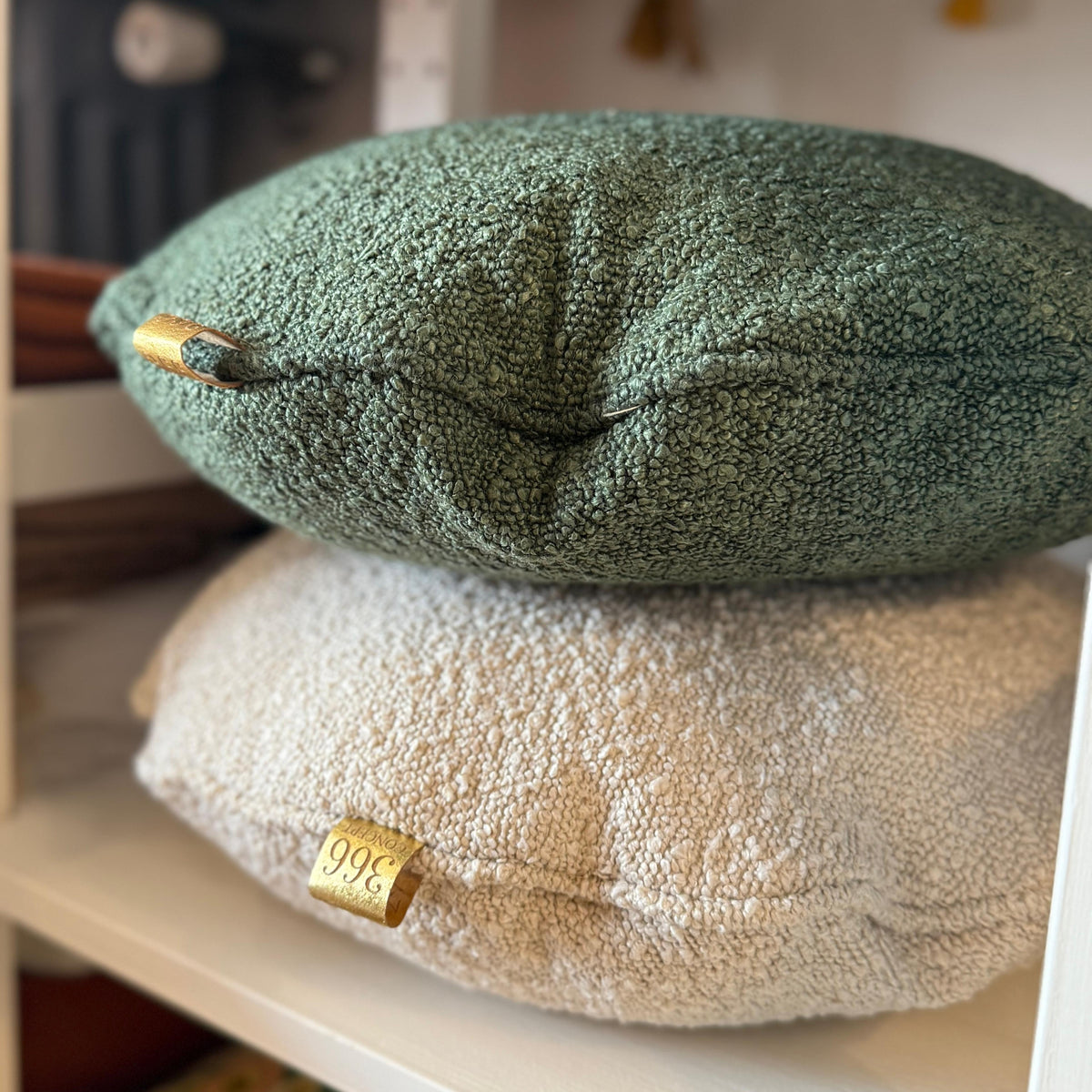 366 Concept, Coussin rond Ø 31 cm - Boucle Bottle Green XS



